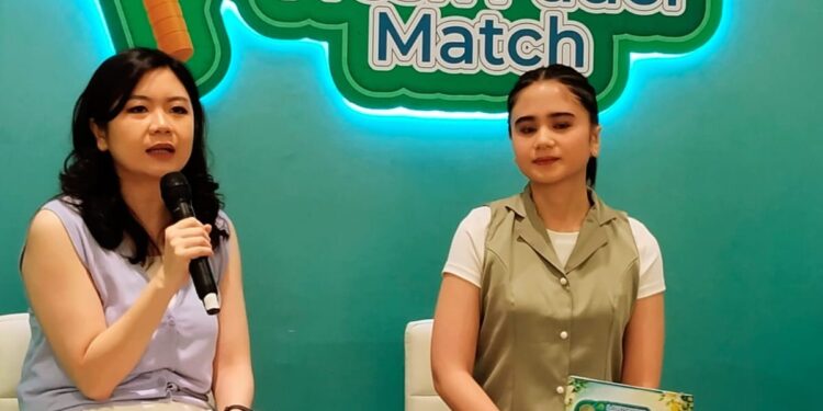 PRODUK BARU: Head of Fabric Care Category WINGS Group Indonesia Anastasia Pamela dan Brand Ambassador SoSoft Tissa Biani (kanan) pada saat konferensi pers peluncuran SoSoft dengan Antibakteri Alami dari Tea Tree di Padel Pro Satrio Club, Setiabudi, Jakarta Selatan pada Kamis (23/4/26). (FOTO: SHANTY AULIA/KORANINDOPOS.COM)