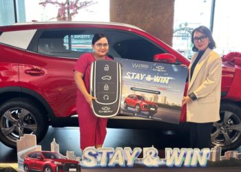 KEJUTAN BESAR: Corp. Director of Marketing Waringin Hospitality Hotel Group Metty Yan Harahap (kanan) secara simbolis menyerahkan hadiah mobil kepada Friska, tamu asal Kota Jambi, yang menang undian Program Stay & Win di Jakarta pada Kamis (23/4/2026). (FOTO: WAYTRI/KORANINDOPOS.COM)