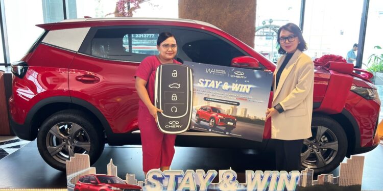 KEJUTAN BESAR: Corp. Director of Marketing Waringin Hospitality Hotel Group Metty Yan Harahap (kanan) secara simbolis menyerahkan hadiah mobil kepada Friska, tamu asal Kota Jambi, yang menang undian Program Stay & Win di Jakarta pada Kamis (23/4/2026). (FOTO: WAYTRI/KORANINDOPOS.COM)