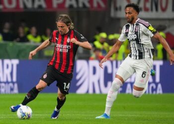 LAGA SENGIT: Luka Modric menjaga bola dari kejaran Lloyd Kelly dalam laga Liga Italia antara AC Milan vs Juventus di San Siro pada Senin (27/4/2026). (Foto: (c) Alessio Morgese/LaPresse via AP)