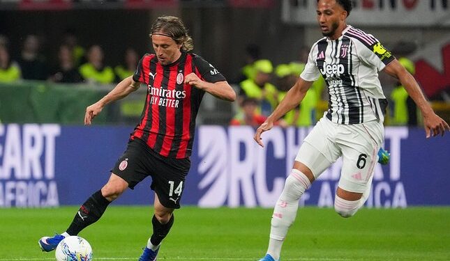 LAGA SENGIT: Luka Modric menjaga bola dari kejaran Lloyd Kelly dalam laga Liga Italia antara AC Milan vs Juventus di San Siro pada Senin (27/4/2026). (Foto: (c) Alessio Morgese/LaPresse via AP)