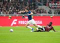 DUEL LAPANGAN: Fikayo Tomori, berebut bola dengan Pio Esposito, dalam laga Serie A antara AC Milan melawan Inter Milan, Minggu (8/3/2026). (Foto: (c) AP Photo/Luca Bruno)