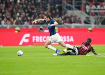 DUEL LAPANGAN: Fikayo Tomori, berebut bola dengan Pio Esposito, dalam laga Serie A antara AC Milan melawan Inter Milan, Minggu (8/3/2026). (Foto: (c) AP Photo/Luca Bruno)
