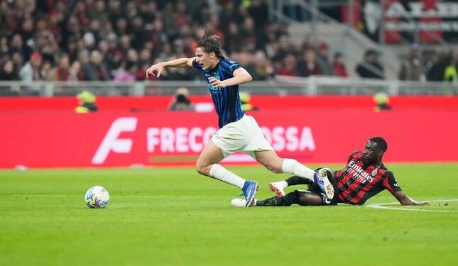 DUEL LAPANGAN: Fikayo Tomori, berebut bola dengan Pio Esposito, dalam laga Serie A antara AC Milan melawan Inter Milan, Minggu (8/3/2026). (Foto: (c) AP Photo/Luca Bruno)