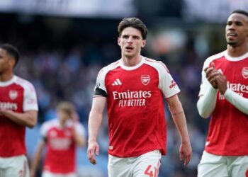 PEKAN BERAT: Pemain Arsenal, Declan Rice, dan rekan setimnya Gabriel Magalhaes di akhir pertandingan Premier League melawan Manchester City pada Minggu (19/4/2026) malam WIB. (Foto: (c) AP Photo/Dave Thompson)