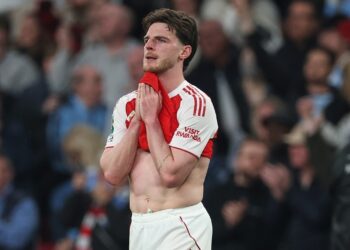 MUSIM BERAT: Gelandang Arsenal, Declan Rice usai laga final Carabao Cup melawan Manchester City. The Gunners kalah 0-2 pada laga di Wembley tersebut. (Foto: (c) AP Photo/Richard Pelham)