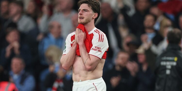 MUSIM BERAT: Gelandang Arsenal, Declan Rice usai laga final Carabao Cup melawan Manchester City. The Gunners kalah 0-2 pada laga di Wembley tersebut. (Foto: (c) AP Photo/Richard Pelham)
