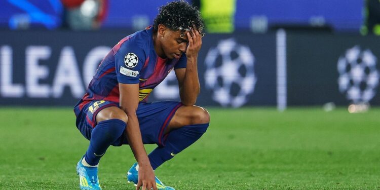 TELAN KEKALAHAN: Reaksi kecewa Lamine Yamal setelah laga leg pertama perempat final Liga Champions antara Barcelona vs Atletico Madrid di Camp Nou pada Kamis (9/4/2026). (Foto: (c) AP Photo/Joan Monfort)