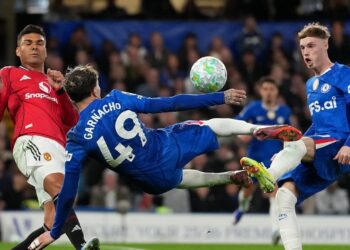 JALAN TERJAL: Alejandro Garnacho coba melepas tendangan akrobatik dalam laga Liga Inggris antara Chelsea vs Manchester United di Stamford Bridge pada Minggu (19/4/2026). (Foto: (c) AP Photo/Kirsty Wigglesworth)