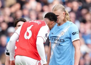 KONFRONTASI FISIK: Erling Haaland berseteru dengan Gabriel Magalhaes dalam laga Manchester City Arsenal pada Minggu (19/4/2026). (Foto: (c) PA via AP Photo/Martin Rickett)