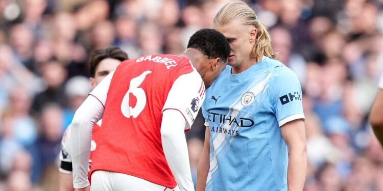 KONFRONTASI FISIK: Erling Haaland berseteru dengan Gabriel Magalhaes dalam laga Manchester City Arsenal pada Minggu (19/4/2026). (Foto: (c) PA via AP Photo/Martin Rickett)