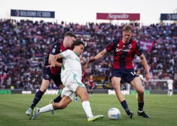 AKHIR KONTRAK: Pemain AS Roma Paulo Dybala (tengah) berebut bola dengan pemain Bologna Lewis Ferguson dan Torbjorn Heggem pada laga Serie A/Liga Italia antara Bologna vs Roma pada 25 April 2026. (Foto: (c) Massimo Paolone/LaPresse via AP)