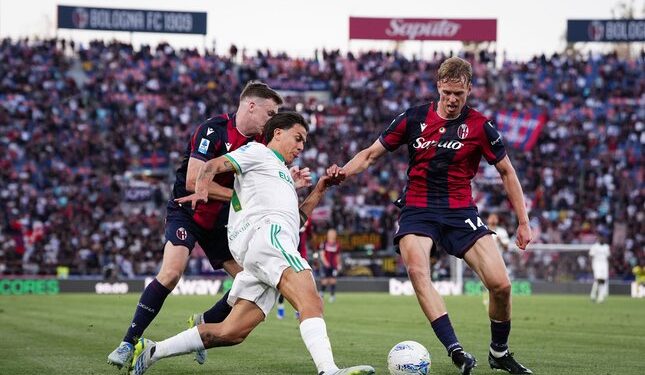AKHIR KONTRAK: Pemain AS Roma Paulo Dybala (tengah) berebut bola dengan pemain Bologna Lewis Ferguson dan Torbjorn Heggem pada laga Serie A/Liga Italia antara Bologna vs Roma pada 25 April 2026. (Foto: (c) Massimo Paolone/LaPresse via AP)