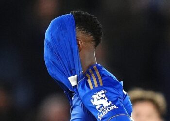 SEJARAH BURUK: Ekspresi kekecewaan Patson Daka usai Leicester City dipastikan degradasi ke League One. (Foto: (c) PA via AP Photo/Jacob King)