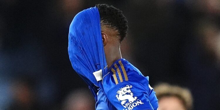 SEJARAH BURUK: Ekspresi kekecewaan Patson Daka usai Leicester City dipastikan degradasi ke League One. (Foto: (c) PA via AP Photo/Jacob King)