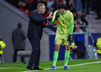 HARAPAN BARU: Pelatih Maroko, Mohamed Ouahbi, berbicara dengan kiper Yassine Bounou dalam pertandingan persahabatan melawan Ekuador di Madrid, Spanyol pada Jumat (27/3/2026). (Foto: (c) AP Photo/Manu Fernandez)