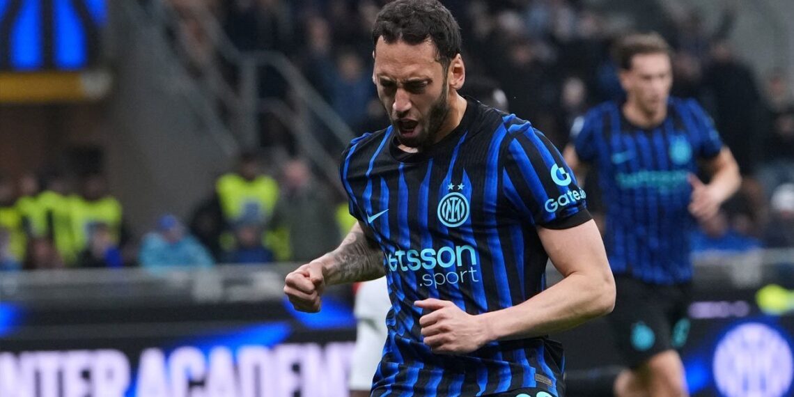 LAGA PENTING: Pemain Inter Milan Hakan Calhanoglu merayakan gol kedua timnya melalui titik penalti pada laga Serie A/Liga Italia antara Inter vs Genoa di Milan, Italia pada Sabtu (28/2/2026). (Foto: (c) AP Photo/Antonio Calanni)