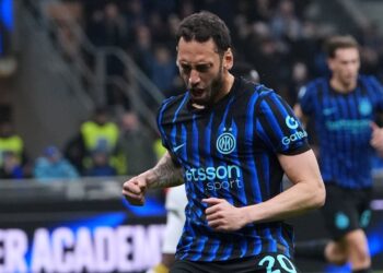 LAGA PENTING: Pemain Inter Milan Hakan Calhanoglu merayakan gol kedua timnya melalui titik penalti pada laga Serie A/Liga Italia antara Inter vs Genoa di Milan, Italia pada Sabtu (28/2/2026). (Foto: (c) AP Photo/Antonio Calanni)