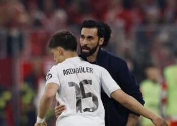 OPSI SEMENTARA: Alvaro Arbeloa memberikan arahan di lapangan. Dia diprediksi segera meninggalkan Real Madrid. (REUTERS/Michaela Stache)