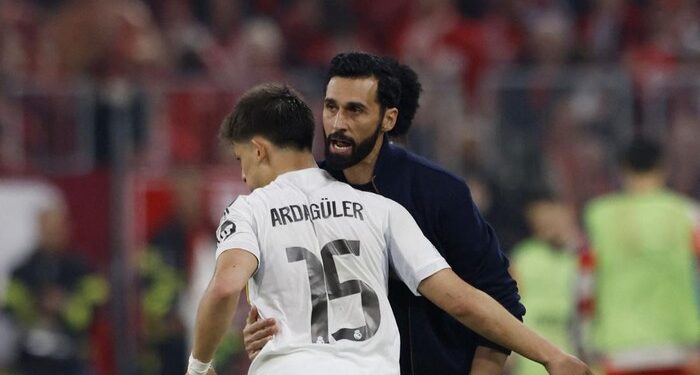 OPSI SEMENTARA: Alvaro Arbeloa memberikan arahan di lapangan. Dia diprediksi segera meninggalkan Real Madrid. (REUTERS/Michaela Stache)