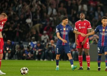 RIVALITAS RAKSASA: Pemain PSG Desire Doue (kanan) disambut oleh Achraf Hakimi setelah mencetak gol pada laga leg pertama perempat final Liga Champions antara PSG vs Liverpool di Paris pada Rabu (8/4/2026). (Foto: (c) AP Photo/Aurelien Morissard)