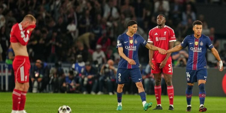 RIVALITAS RAKSASA: Pemain PSG Desire Doue (kanan) disambut oleh Achraf Hakimi setelah mencetak gol pada laga leg pertama perempat final Liga Champions antara PSG vs Liverpool di Paris pada Rabu (8/4/2026). (Foto: (c) AP Photo/Aurelien Morissard)