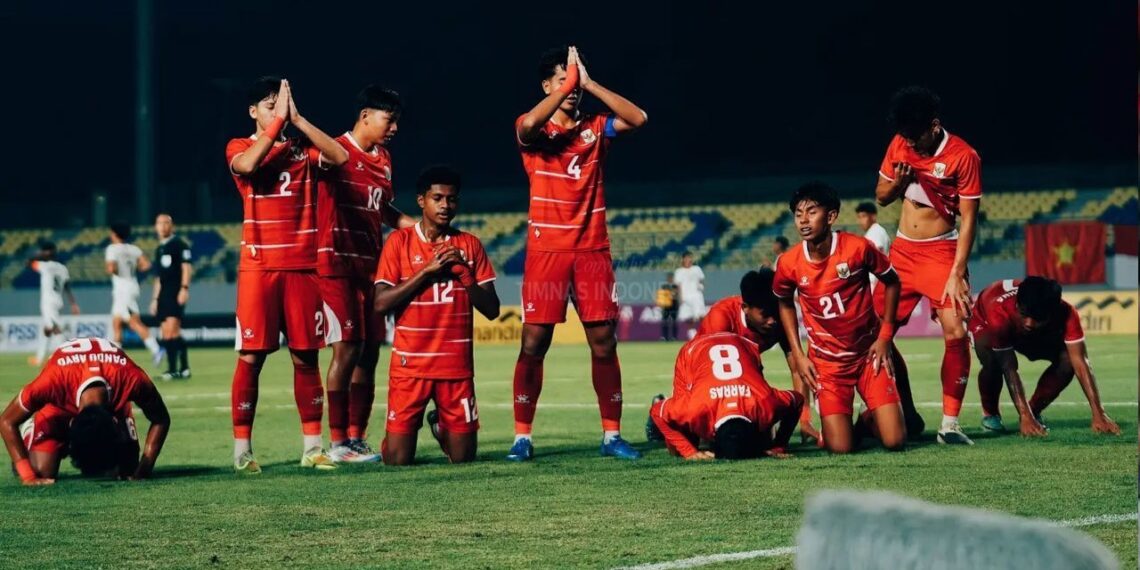 Garuda Muda Keok, Indonesia-Malaysia Sama-Sama Koleksi Tiga Poin 1 KANDAS DI KANDANG: Timnas Indonesia U-17 saat menghadapi Timor Leste di Piala AFF U-17 2026. (Foto Ilustrasi: (c) KitaGaruda.id)