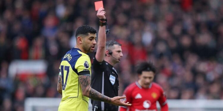PEKAN BERAT: Bek Tottenham Hotspur Cristian Romero saat menerima kartu merah dalam laga melawan Manchester United di Old Trafford, beberapa waktu lalu. (Foto: tottenhamhotspur.com)