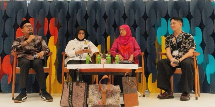 DISKUSI FESYEN: Kiri ke kanan, Kepala Museum Bank Indonesia Rio Wardhanu, Plt Direktur Fesyen Kementerian Ekonomi Kreatif RI Romi Astuti, Kepala Pusat Pelatihan Profesi Pariwisata & Ekonomi Kreatif DKI Jakarta Endrati Fariani, dan Dosen Pembimbing Melvin Bonardo Simanjuntak dalam diskusi bertajuk Dressponsible Vol. 2 di Museum Bank Indonesia, Kota Tua, Tamansari, Jakarta Barat pada Sabtu (18/4/2026). (SHANTY AULIA/KORANINDOPOS.COM)