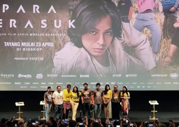 RILIS FILM: Pemain dan pembuat film Para Perasuk saat konferensi pers setelah pratayang film tersebut di Jakarta Selatan pada Selasa (14/4/2026). (Foto: SHANTY AULIA/KORANINDOPOS.COM)