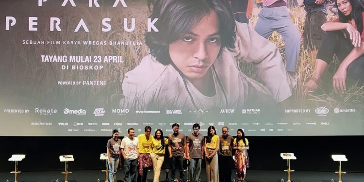 RILIS FILM: Pemain dan pembuat film Para Perasuk saat konferensi pers setelah pratayang film tersebut di Jakarta Selatan pada Selasa (14/4/2026). (Foto: SHANTY AULIA/KORANINDOPOS.COM)