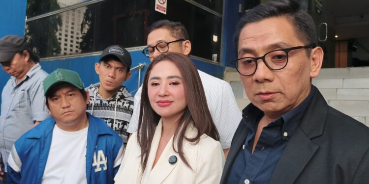 Identitas Disalahgunakan untuk Menguras Harta, Dewi Perssik Tindak Tegas Akun Manipulasi Data