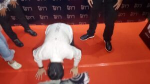 IMG 20260412 WA0009 - Dari Jualan Burger ke New York, Aksi Sujud Syukur Aldi Taher Bakal Gebrak Panggung Fashion Dunia