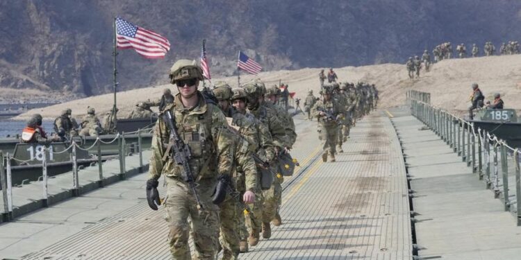 LATIHAN GABUNGAN: Tentara AS menyeberangi jembatan apung di Sungai Imjin selama latihan penyeberangan sungai gabungan antara Korea Selatan dan Amerika Serikat sebagai bagian dari latihan militer Freedom Shield di Yeoncheon, Korea Selatan pada Kamis (20/3/2026). (Foto: AP/Ahn Young-joon)