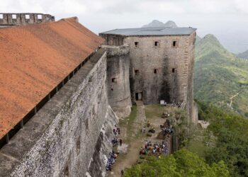 LIBURAN KELABU: Sebanyak 30 orang tewas dalam insiden desak-desakan di benteng bersejarah Citadelle Laferriere di Milot, Haiti pada Sabtu (11/4/2026). (Foto Ilustrasi: Reuters)