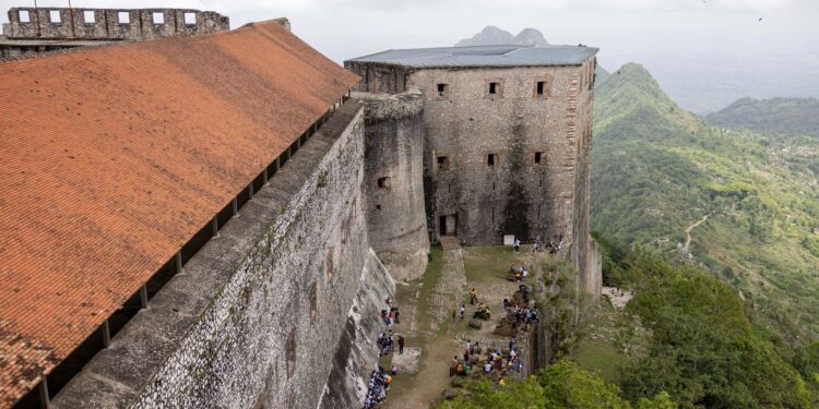 LIBURAN KELABU: Sebanyak 30 orang tewas dalam insiden desak-desakan di benteng bersejarah Citadelle Laferriere di Milot, Haiti pada Sabtu (11/4/2026). (Foto Ilustrasi: Reuters)