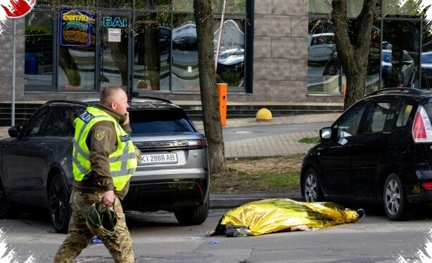 AKSI TEROR: Petugas berjalan di sebelah kantung mayat korban penembakan di Kyiv, Ukraina pada Sabtu (18/4/2026). (Serhii Okunev/AFP/AFP)