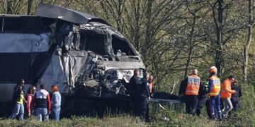 INSIDEN MAUT: Bagian depan kereta cepat di Prancis yang bertabrakan dengan truk militer pada Selasa (7/4/2026). (Foto: AFP/SAMEER AL-DOUMY)