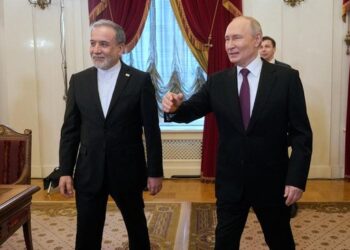 DUKUNGAN PENUH: Presiden Rusia Vladimir Putin menerima Menteri Luar Negeri Iran Abbas Araghchi. Putin menyatakan dukungan penuh terhadap Iran. (Foto: via REUTERS/Dmitri Lovetsky)