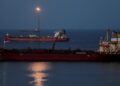 JALUR MINYAK: Kapal tanker Luojiashan berlabuh di Muscat, Oman. Iran sempat membuka Selat Hormuz saat gencatan senjata beberapa saat lalu. (Foto Ilustrasi: REUTERS/Benoit Tessier)