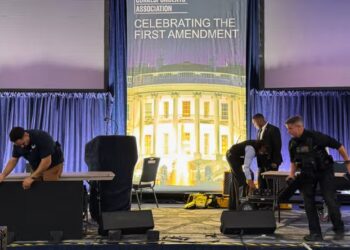 STERILISASI RUANGAN: Petugas menyisir ruangan usai aksi penembakan di acara White House Correspondents Dinner di Gedung Putih, Washington DC pada Sabtu (25/4/2026). (Foto: Konstantin Toropin/Associated Press)