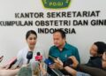 KETERANGAN PERS: Wakil Menteri Kependudukan dan Pembangunan Keluarga/Wakil Kepala BKKBN Ratu Ayu Isyana Bagoes Oka dan Ketua Umum POGI Prof. Dr. dr. Budi Wiweko dalam peringatan Hari Kartini di Rumah POGI, Pegangsaan, Menteng, Jakarta pada Selasa (21/4/2026). (SHANTY AULIA/KORANINDOPOS.COM)