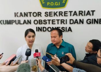 KETERANGAN PERS: Wakil Menteri Kependudukan dan Pembangunan Keluarga/Wakil Kepala BKKBN Ratu Ayu Isyana Bagoes Oka dan Ketua Umum POGI Prof. Dr. dr. Budi Wiweko dalam peringatan Hari Kartini di Rumah POGI, Pegangsaan, Menteng, Jakarta pada Selasa (21/4/2026). (SHANTY AULIA/KORANINDOPOS.COM)