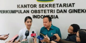 KETERANGAN PERS: Wakil Menteri Kependudukan dan Pembangunan Keluarga/Wakil Kepala BKKBN Ratu Ayu Isyana Bagoes Oka dan Ketua Umum POGI Prof. Dr. dr. Budi Wiweko dalam peringatan Hari Kartini di Rumah POGI, Pegangsaan, Menteng, Jakarta pada Selasa (21/4/2026). (SHANTY AULIA/KORANINDOPOS.COM)