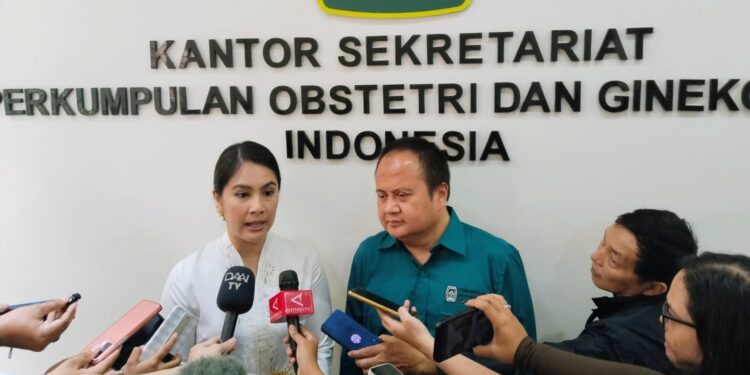 KETERANGAN PERS: Wakil Menteri Kependudukan dan Pembangunan Keluarga/Wakil Kepala BKKBN Ratu Ayu Isyana Bagoes Oka dan Ketua Umum POGI Prof. Dr. dr. Budi Wiweko dalam peringatan Hari Kartini di Rumah POGI, Pegangsaan, Menteng, Jakarta pada Selasa (21/4/2026). (SHANTY AULIA/KORANINDOPOS.COM)