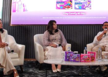 KESEHATAN REMAJA: Dari kiri, Obstetri dan Ginekologi (OBGYN) Specialist dr. Dinda Derdameysia, Sp.OG., Marketing Manager Paper Product Category WINGS Group Stella Eidelina, Water Sanitation and Hygene Specialist UNICEF Indonesia Muhammad Zainal saat konferensi pers di The Plaza Menara Global, Kuningan, Setiabudi, Jakarta Selatan pada Rabu (22/4/2026). (FOTO: SHANTY AULIA/KORANINDOPOS.COM)