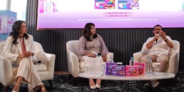 KESEHATAN REMAJA: Dari kiri, Obstetri dan Ginekologi (OBGYN) Specialist dr. Dinda Derdameysia, Sp.OG., Marketing Manager Paper Product Category WINGS Group Stella Eidelina, Water Sanitation and Hygene Specialist UNICEF Indonesia Muhammad Zainal saat konferensi pers di The Plaza Menara Global, Kuningan, Setiabudi, Jakarta Selatan pada Rabu (22/4/2026). (FOTO: SHANTY AULIA/KORANINDOPOS.COM)