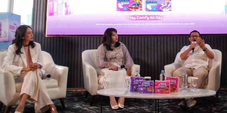 KESEHATAN REMAJA: Dari kiri, Obstetri dan Ginekologi (OBGYN) Specialist dr. Dinda Derdameysia, Sp.OG., Marketing Manager Paper Product Category WINGS Group Stella Eidelina, Water Sanitation and Hygene Specialist UNICEF Indonesia Muhammad Zainal saat konferensi pers di The Plaza Menara Global, Kuningan, Setiabudi, Jakarta Selatan pada Rabu (22/4/2026). (FOTO: SHANTY AULIA/KORANINDOPOS.COM)