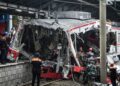 GERBONG HANCUR: Kondisi gerbong kereta rel listrik (KRL) yang ditabrak Kereta Api Argo Bromo Anggrek di Stasiun Bekasi Timur pada Senin (27/4/2026). (Foto: Rezas/AFP)