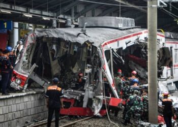 GERBONG HANCUR: Kondisi gerbong kereta rel listrik (KRL) yang ditabrak Kereta Api Argo Bromo Anggrek di Stasiun Bekasi Timur pada Senin (27/4/2026). (Foto: Rezas/AFP)